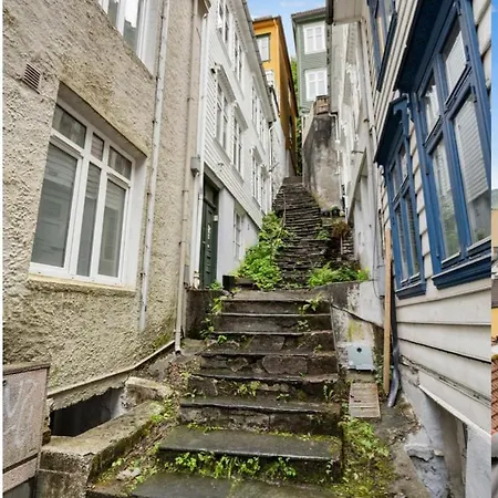 Private Apartment In Historic Street Bergen Exterior photo