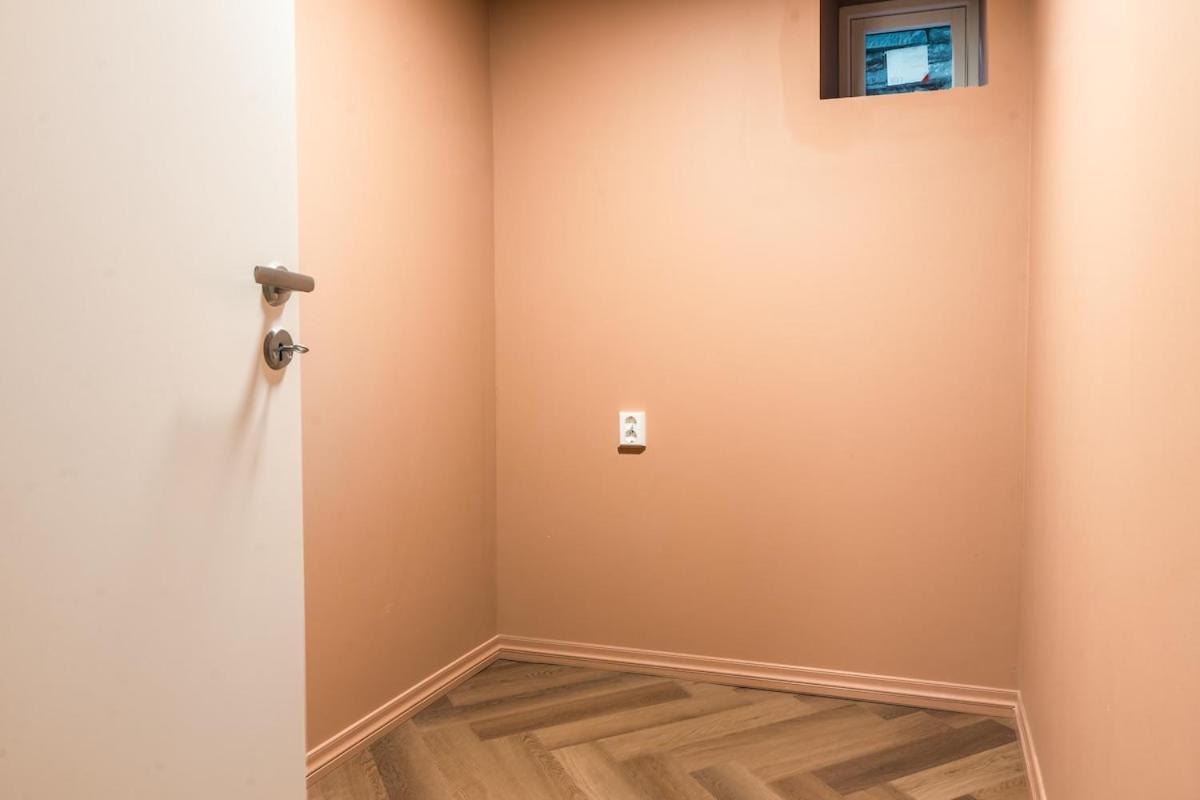 Private In Historic Street Apartment *